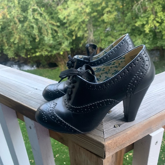 American Eagle lace up heels - Picture 3 of 9